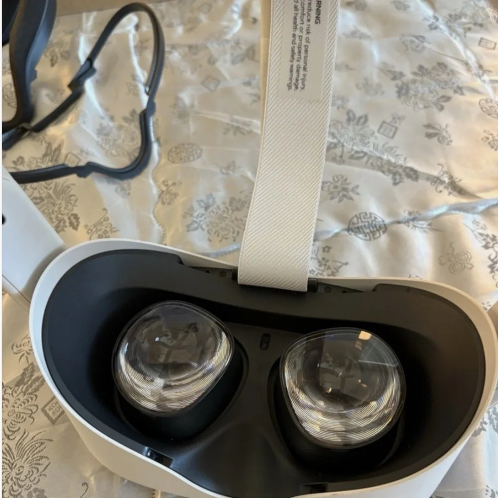 VR Headset in White